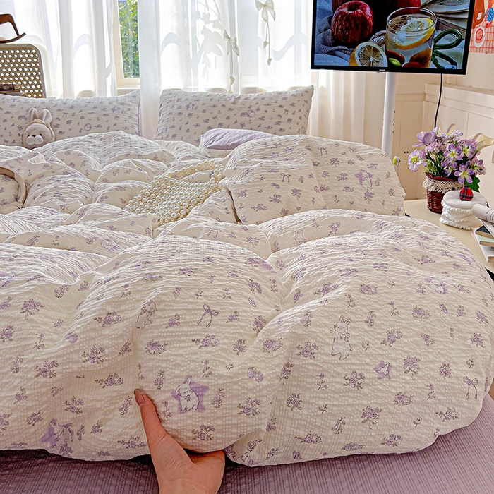 91家纺网 家纺一手货源 找家纺 一比一 2026春夏新款泡芙棉泡芙纱印花四件套-简单款 紫花萌兔