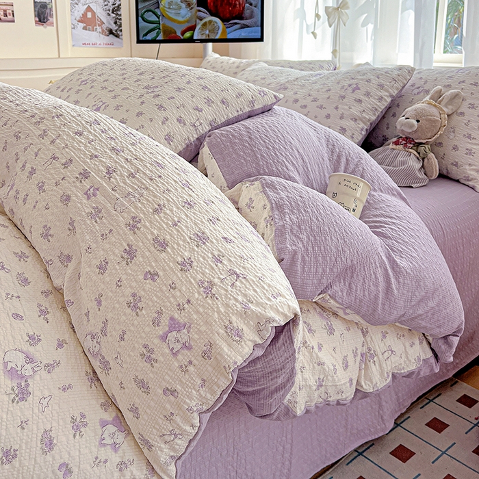 91家纺网 家纺一手货源 找家纺 一比一 2026春夏新款泡芙棉泡芙纱印花四件套-简单款 紫花萌兔