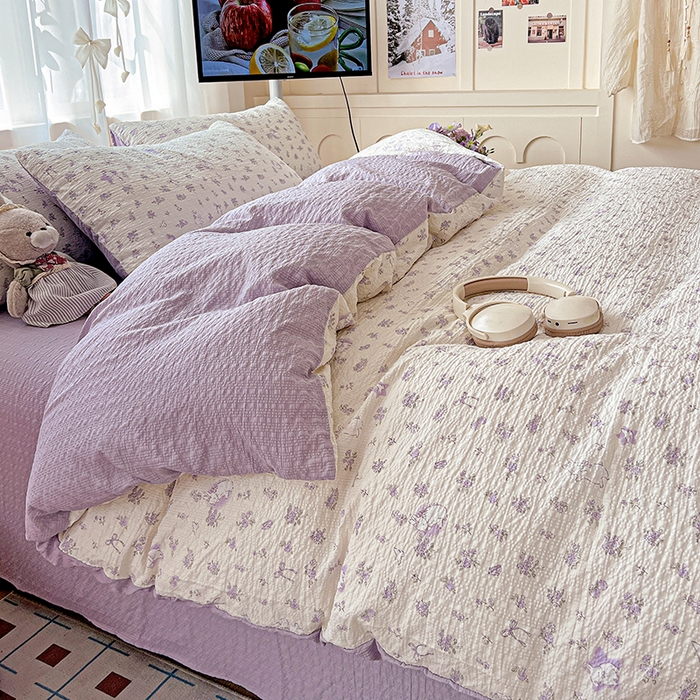 91家纺网 家纺一手货源 找家纺 一比一 2026春夏新款泡芙棉泡芙纱印花四件套-简单款 紫花萌兔