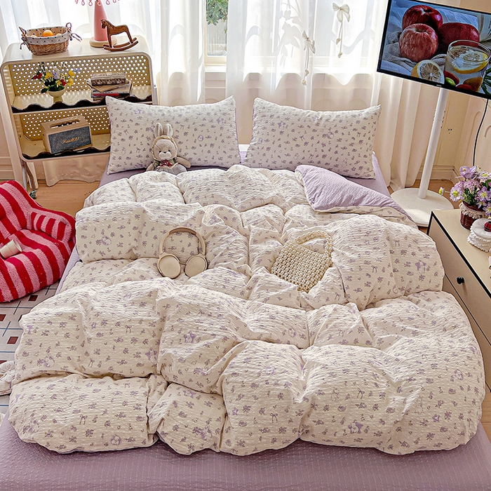 91家纺网 家纺一手货源 找家纺 一比一 2026春夏新款泡芙棉泡芙纱印花四件套-简单款 紫花萌兔