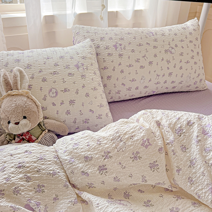 91家纺网 家纺一手货源 找家纺 一比一 2026春夏新款泡芙棉泡芙纱印花四件套-简单款 紫花萌兔