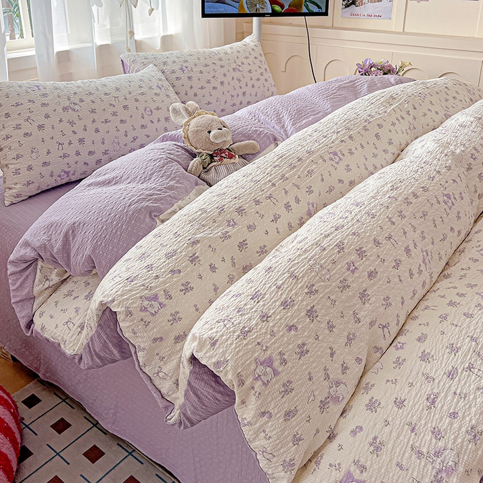 91家纺网 家纺一手货源 找家纺 一比一 2026春夏新款泡芙棉泡芙纱印花四件套-简单款 紫花萌兔