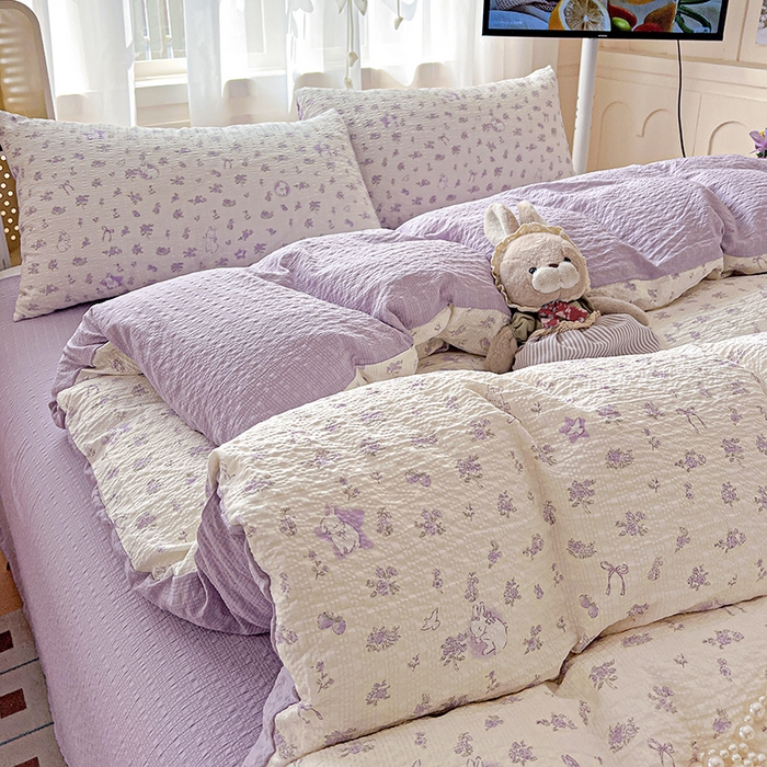 91家纺网 家纺一手货源 找家纺 一比一 2026春夏新款泡芙棉泡芙纱印花四件套-简单款 紫花萌兔