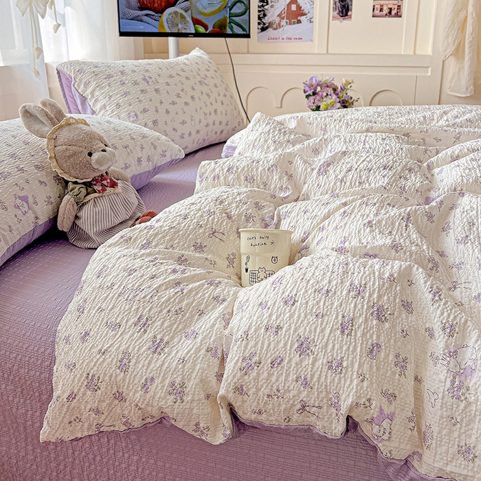 91家纺网 家纺一手货源 找家纺 一比一 2026春夏新款泡芙棉泡芙纱印花四件套-简单款 紫花萌兔