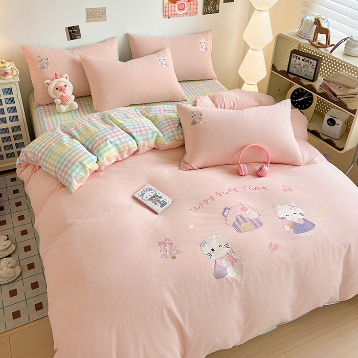 91家纺网 家纺一手货源 找家纺 （总）暖意家纺 2026新款全棉色织水洗棉绣花纯棉A类母婴级四件套- 可爱猫