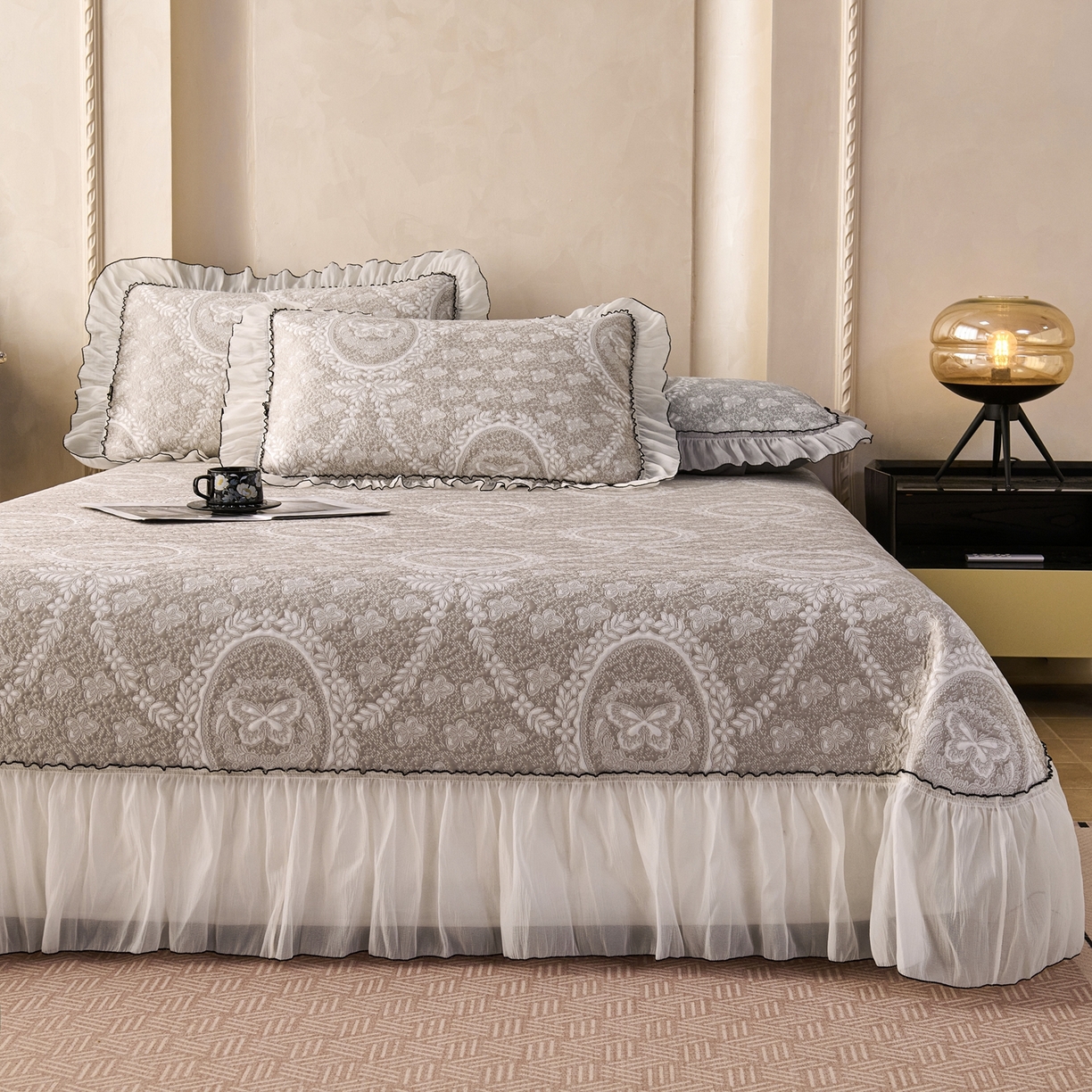 91家纺网 家纺一手货源 找家纺 席之家 2026新款PE乙纶冰豆豆双色提花床裙款三件套-蝶舞花间 蝶舞花间-香槟