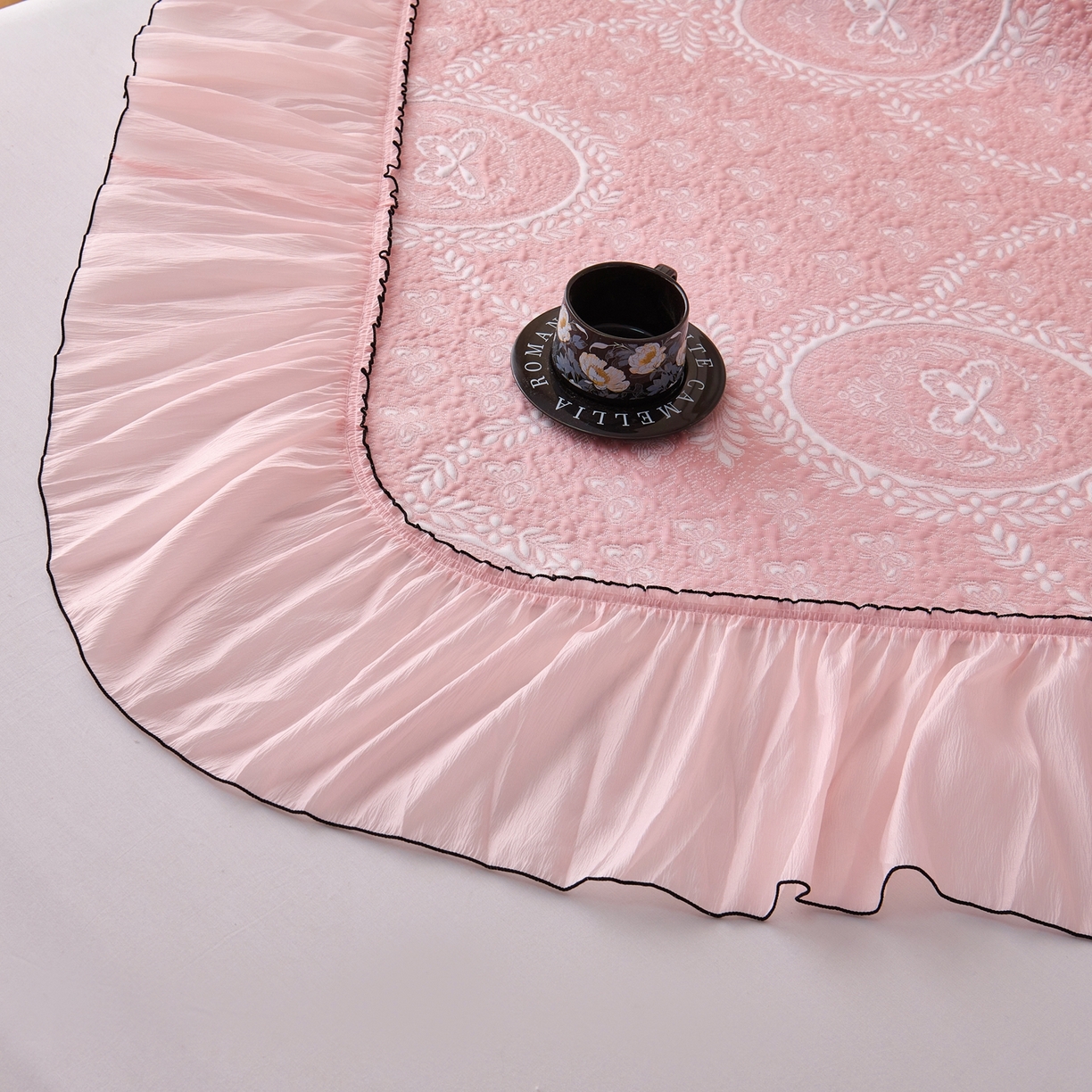 91家纺网 家纺一手货源 找家纺 席之家 2026新款PE乙纶冰豆豆双色提花床裙款三件套-蝶舞花间 蝶舞花间-雾粉