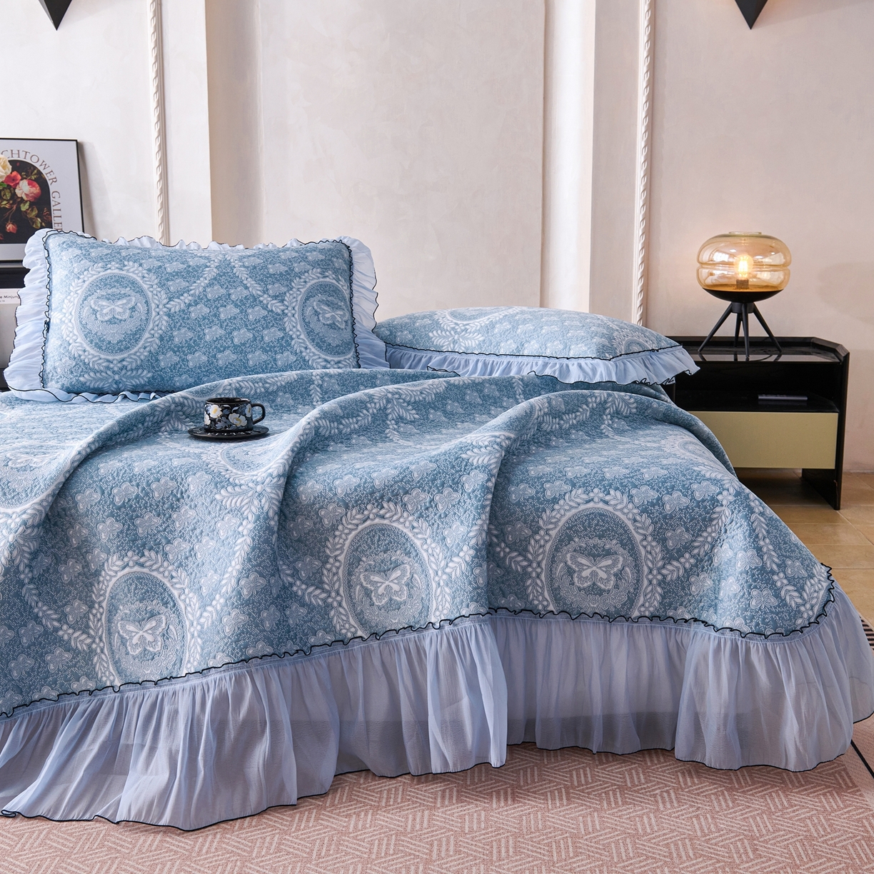 91家纺网 家纺一手货源 找家纺 席之家 2026新款PE乙纶冰豆豆双色提花床裙款三件套-蝶舞花间 蝶舞花间-冰蓝