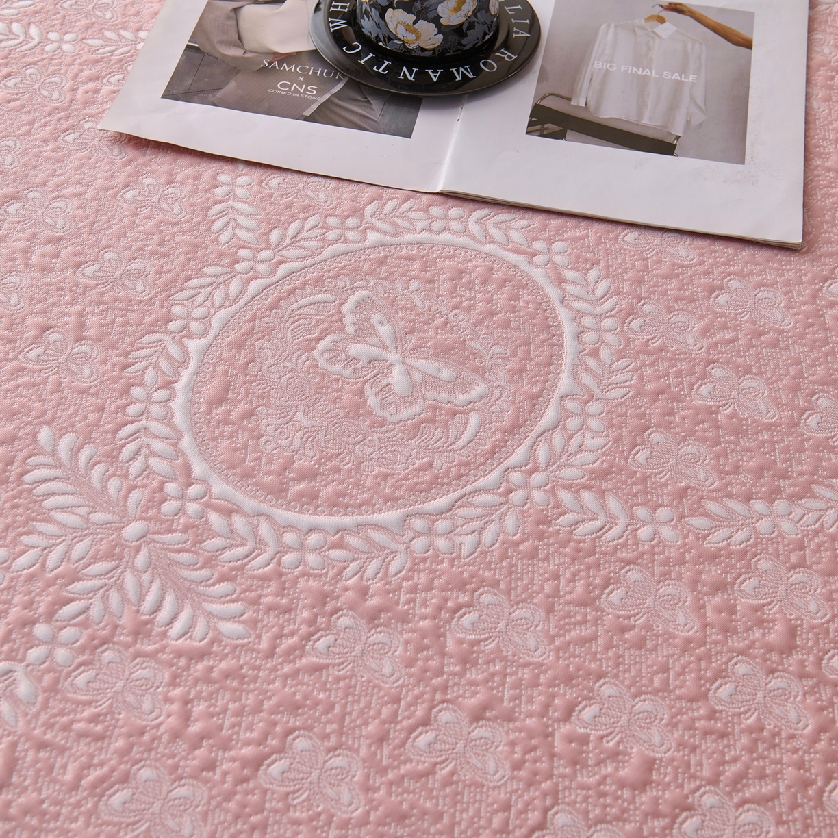 91家纺网 家纺一手货源 找家纺 席之家 2026新款PE乙纶冰豆豆双色提花床裙款三件套-蝶舞花间 蝶舞花间-雾粉