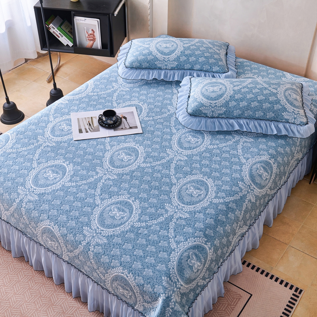 91家纺网 家纺一手货源 找家纺 席之家 2026新款PE乙纶冰豆豆双色提花床裙款三件套-蝶舞花间 蝶舞花间-冰蓝