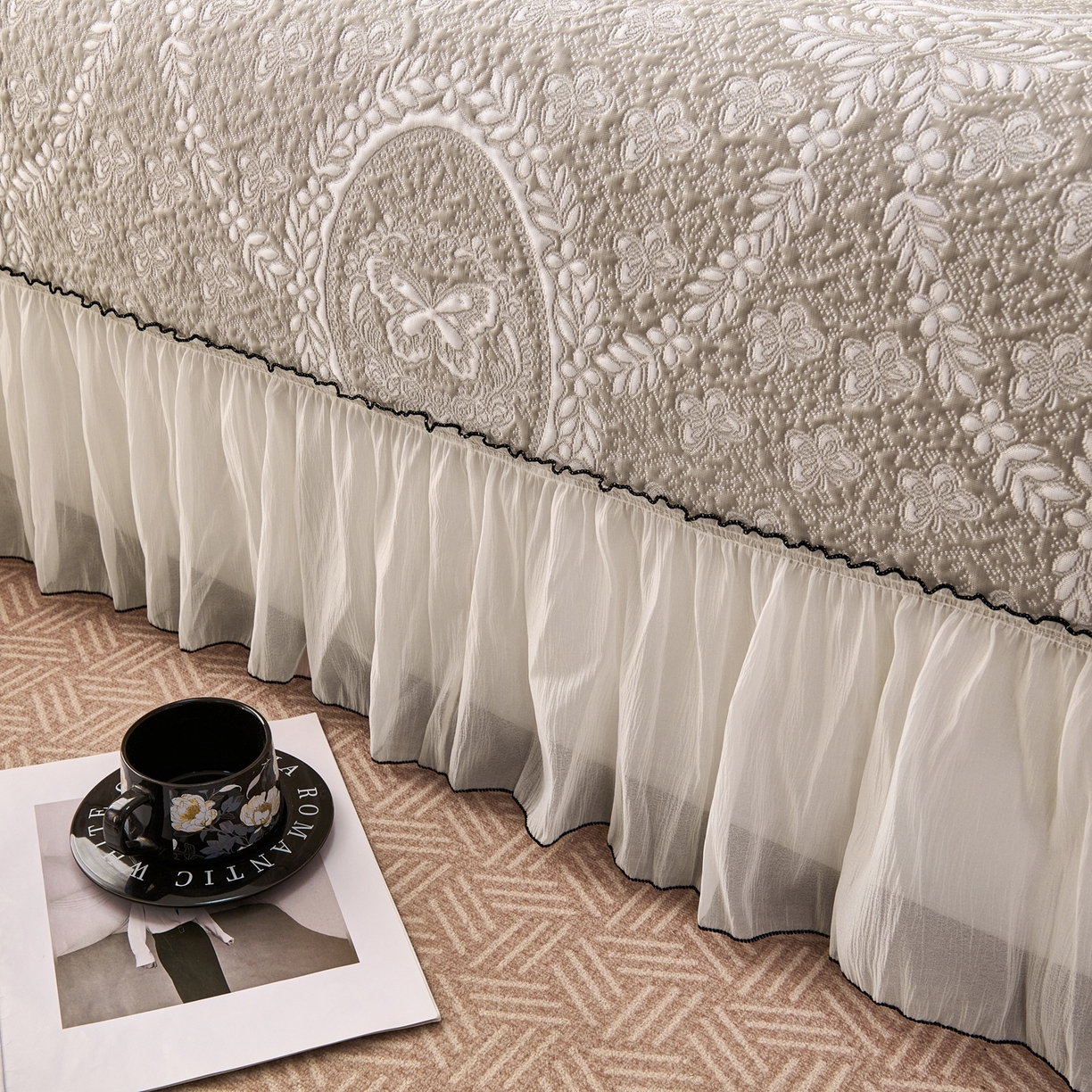 91家纺网 家纺一手货源 找家纺 席之家 2026新款PE乙纶冰豆豆双色提花床裙款三件套-蝶舞花间 蝶舞花间-香槟