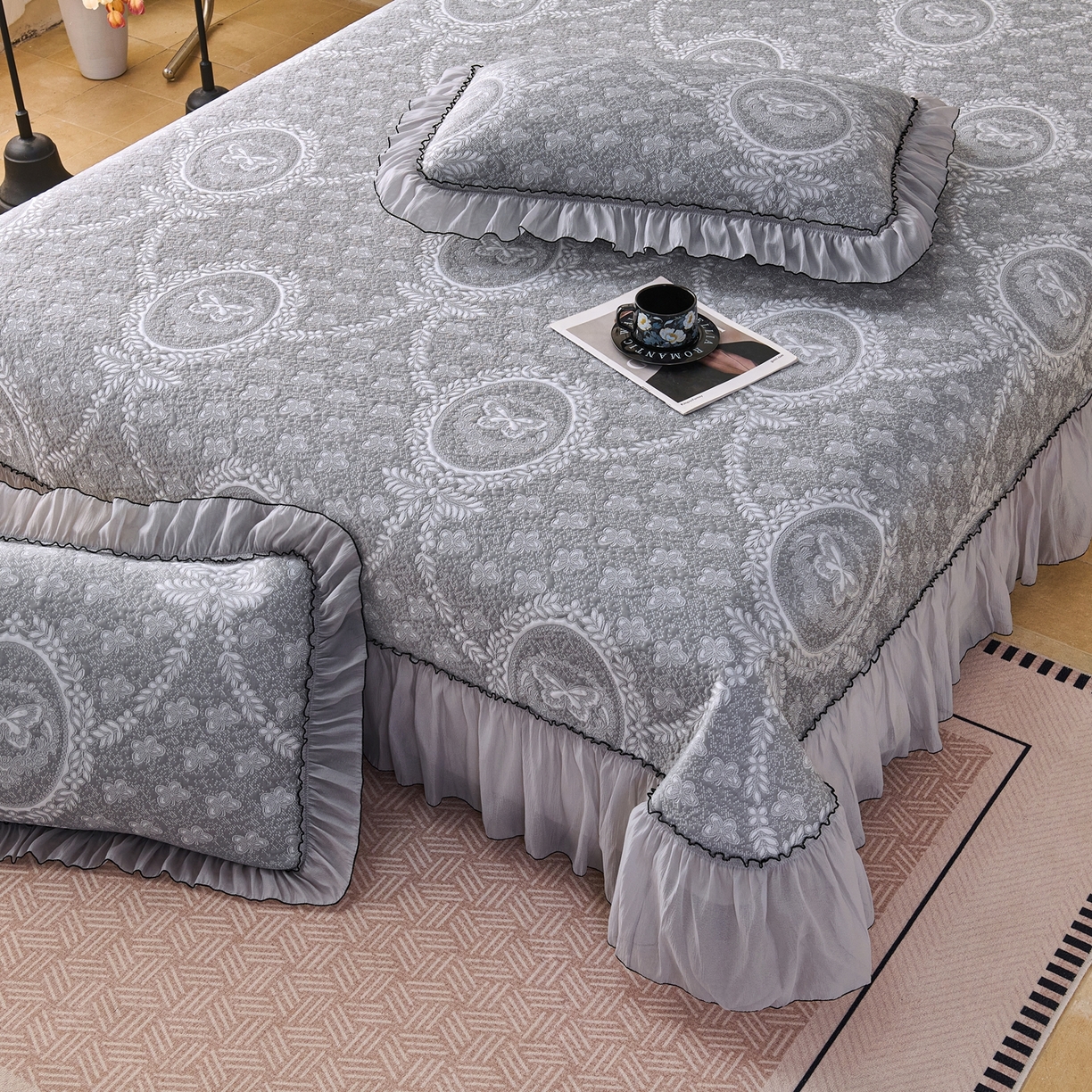 91家纺网 家纺一手货源 找家纺 席之家 2026新款PE乙纶冰豆豆双色提花床裙款三件套-蝶舞花间 蝶舞花间-烟灰