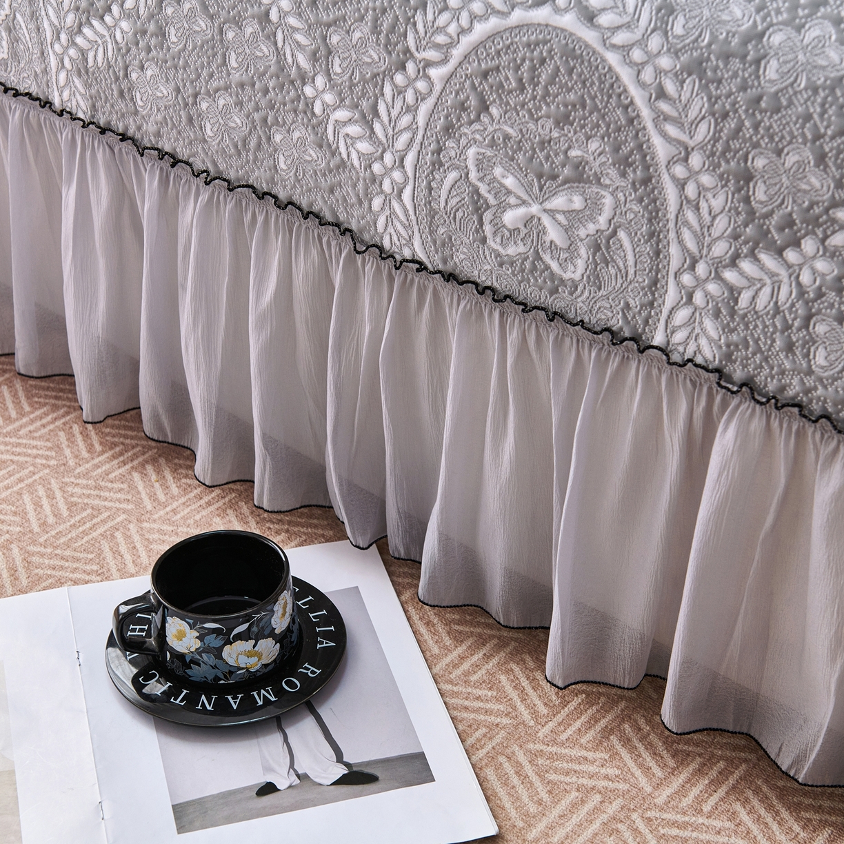 91家纺网 家纺一手货源 找家纺 席之家 2026新款PE乙纶冰豆豆双色提花床裙款三件套-蝶舞花间 蝶舞花间-烟灰