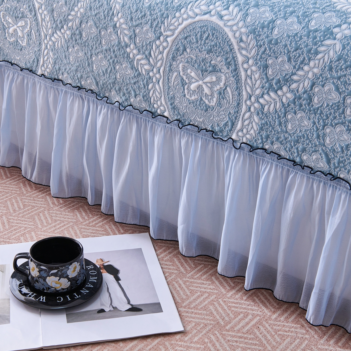 91家纺网 家纺一手货源 找家纺 席之家 2026新款PE乙纶冰豆豆双色提花床裙款三件套-蝶舞花间 蝶舞花间-冰蓝