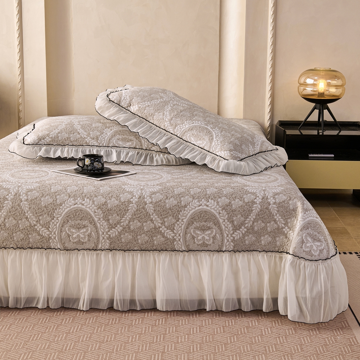 91家纺网 家纺一手货源 找家纺 席之家 2026新款PE乙纶冰豆豆双色提花床裙款三件套-蝶舞花间 蝶舞花间-香槟