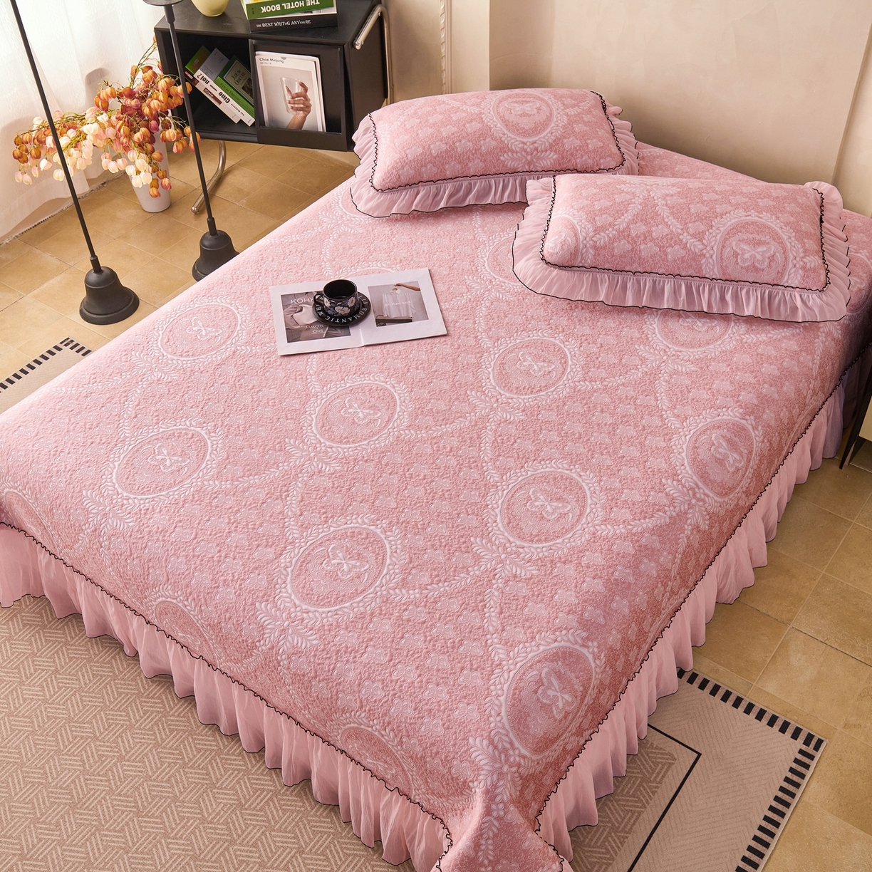 91家纺网 家纺一手货源 找家纺 席之家 2026新款PE乙纶冰豆豆双色提花床裙款三件套-蝶舞花间 蝶舞花间-雾粉