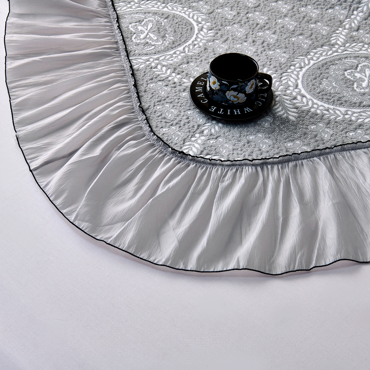 91家纺网 家纺一手货源 找家纺 席之家 2026新款PE乙纶冰豆豆双色提花床裙款三件套-蝶舞花间 蝶舞花间-烟灰