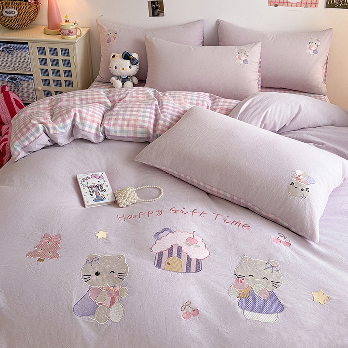 91家纺网 家纺一手货源 找家纺 暖意家纺 2026新款全棉色织水洗棉绣花四件套- 可爱猫 可爱猫-紫