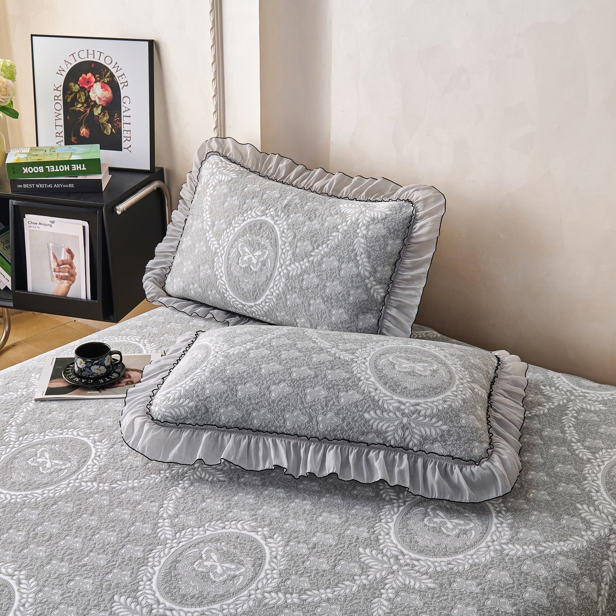 91家纺网 家纺一手货源 找家纺 席之家 2026新款PE乙纶冰豆豆双色提花床裙款三件套-蝶舞花间 蝶舞花间-烟灰