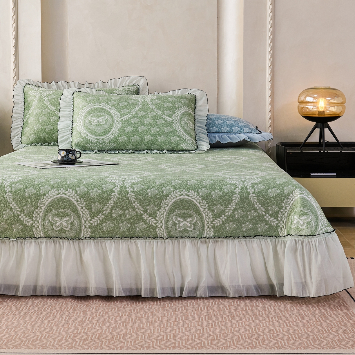 91家纺网 家纺一手货源 找家纺 席之家 2026新款PE乙纶冰豆豆双色提花床裙款三件套-蝶舞花间 蝶舞花间-果绿