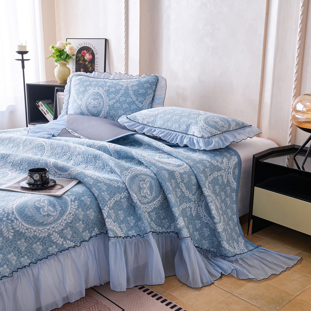 91家纺网 家纺一手货源 找家纺 席之家 2026新款PE乙纶冰豆豆双色提花床裙款三件套-蝶舞花间 蝶舞花间-冰蓝