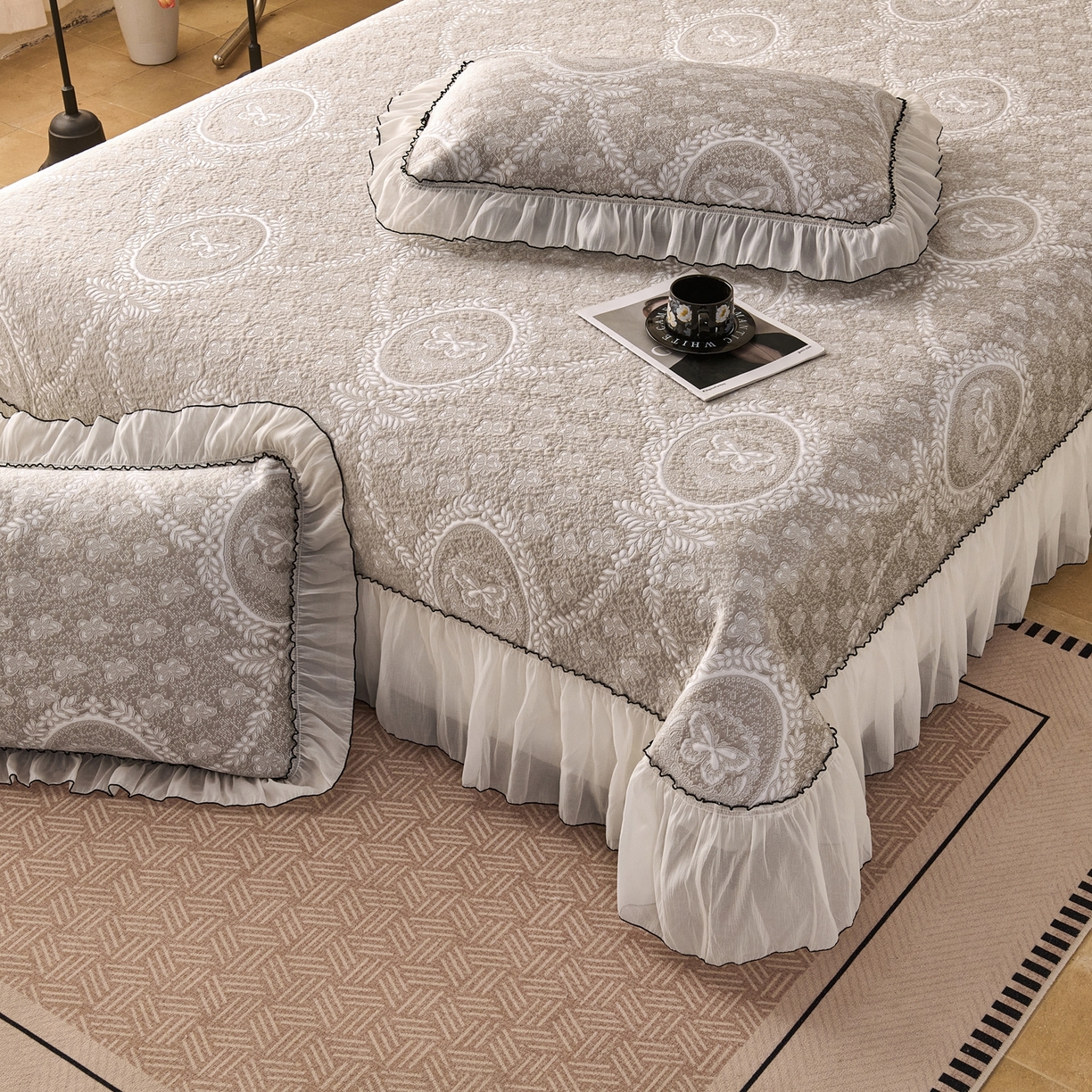 91家纺网 家纺一手货源 找家纺 席之家 2026新款PE乙纶冰豆豆双色提花床裙款三件套-蝶舞花间 蝶舞花间-香槟