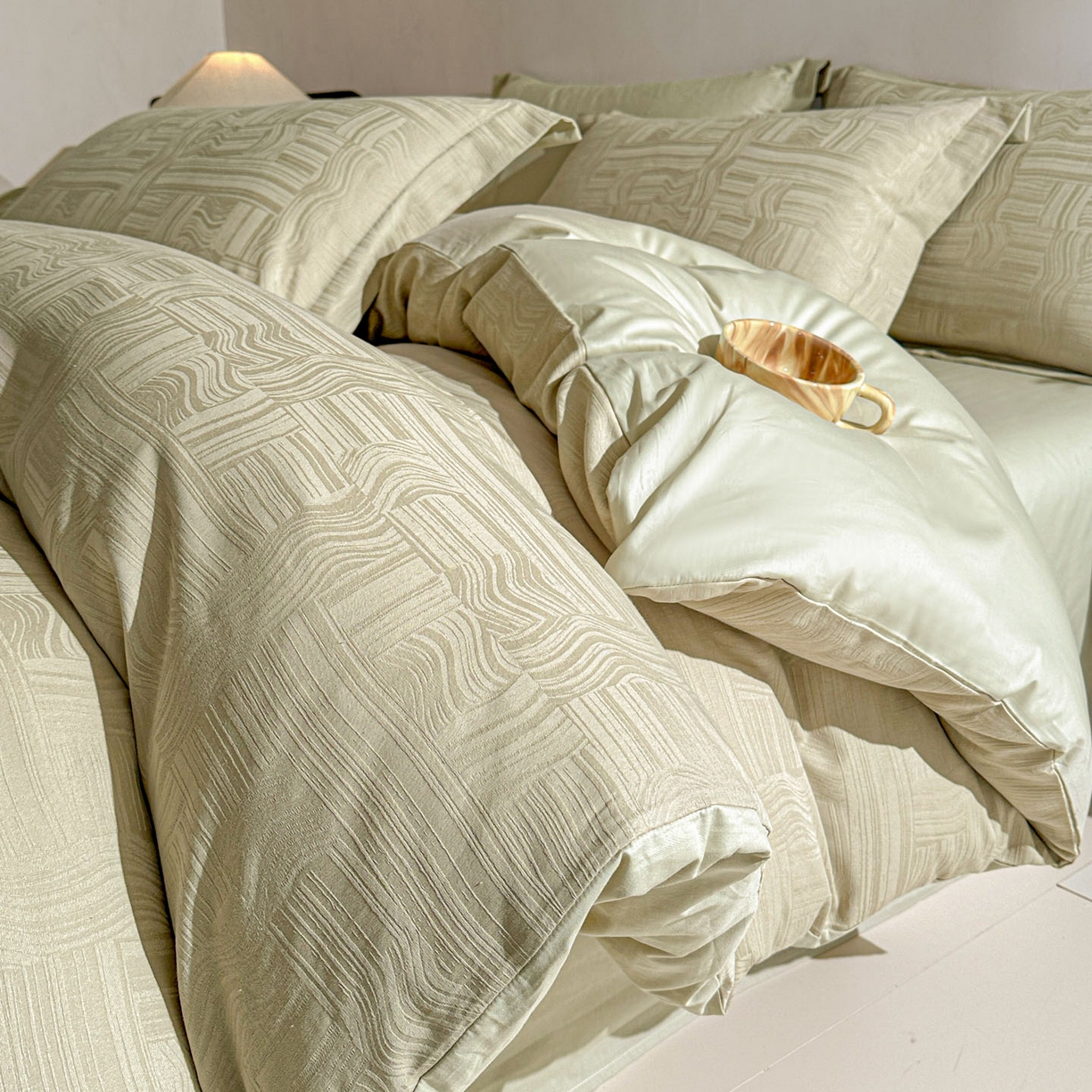 91家纺网 家纺一手货源 找家纺 泽西家纺+V17798841158发大图 2026新品60长绒棉提花立体浮雕全棉纯棉四件套-云涧奢影系列 幻纤影-浅茶