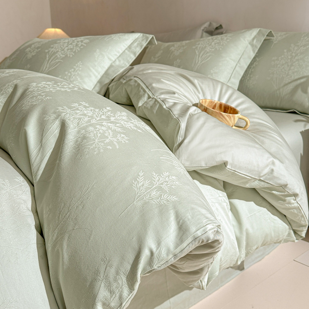 91家纺网 家纺一手货源 找家纺 泽西家纺+V17798841158发大图 2026新品60长绒棉提花立体浮雕全棉纯棉四件套-云涧奢影系列 清风颂雅-浅绿