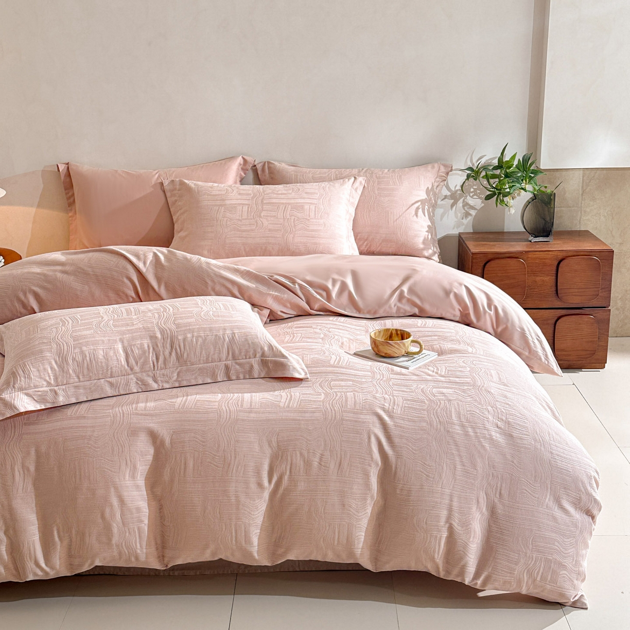 91家纺网 家纺一手货源 找家纺 泽西家纺+V17798841158发大图 2026新品60长绒棉提花立体浮雕全棉纯棉四件套-云涧奢影系列 幻纤影-粉金