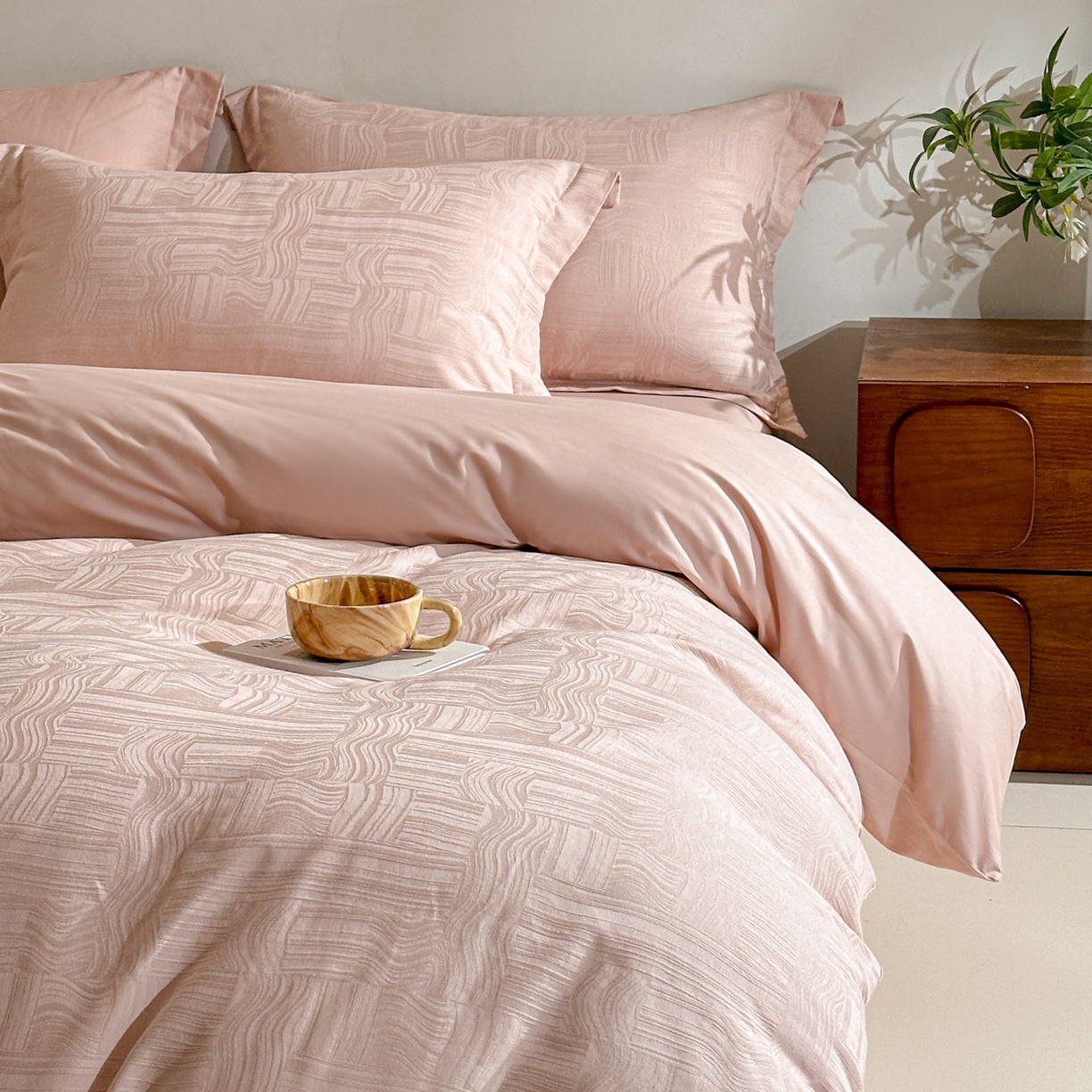 91家纺网 家纺一手货源 找家纺 泽西家纺+V17798841158发大图 2026新品60长绒棉提花立体浮雕全棉纯棉四件套-云涧奢影系列 幻纤影-粉金