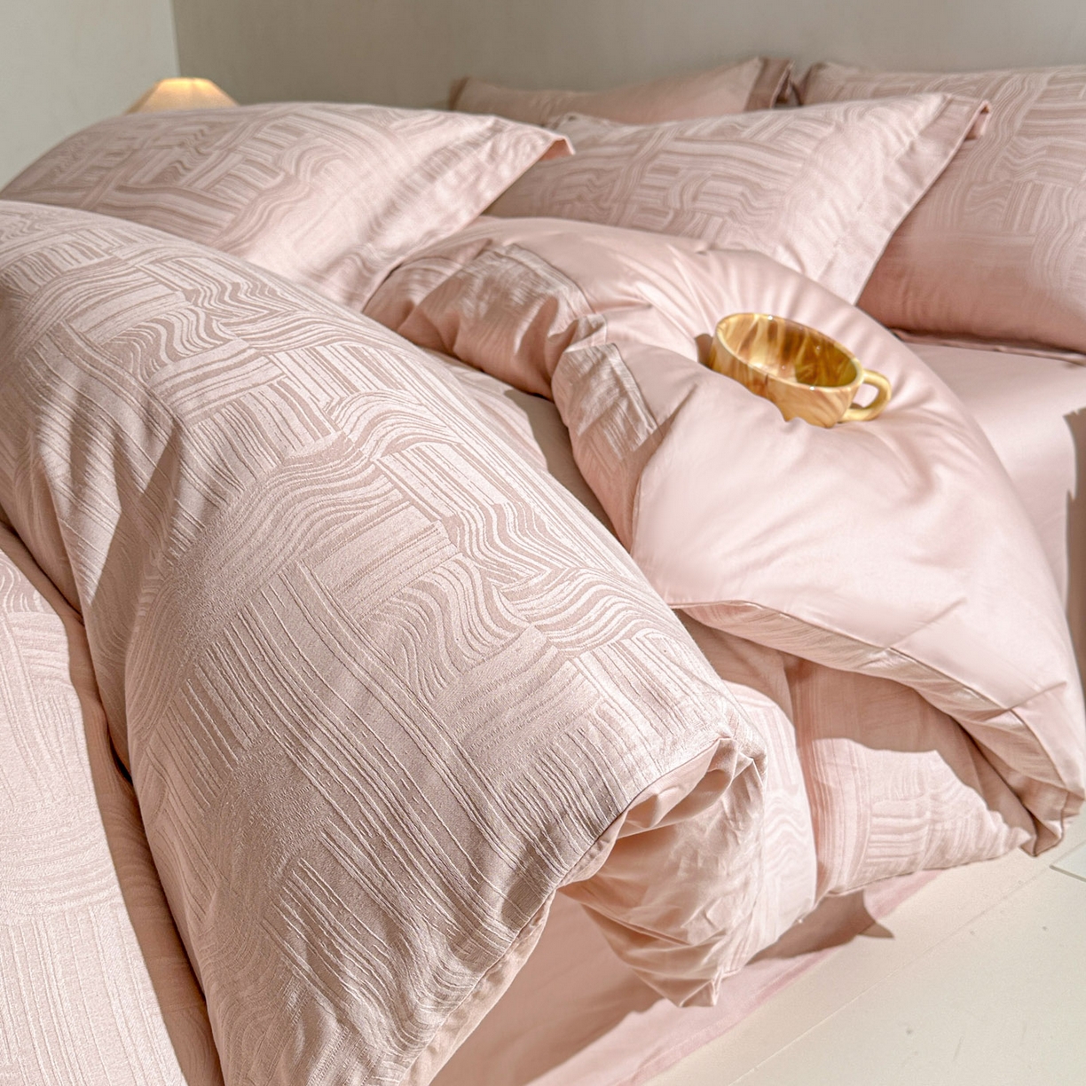 91家纺网 家纺一手货源 找家纺 泽西家纺+V17798841158发大图 2026新品60长绒棉提花立体浮雕全棉纯棉四件套-云涧奢影系列 幻纤影-粉金