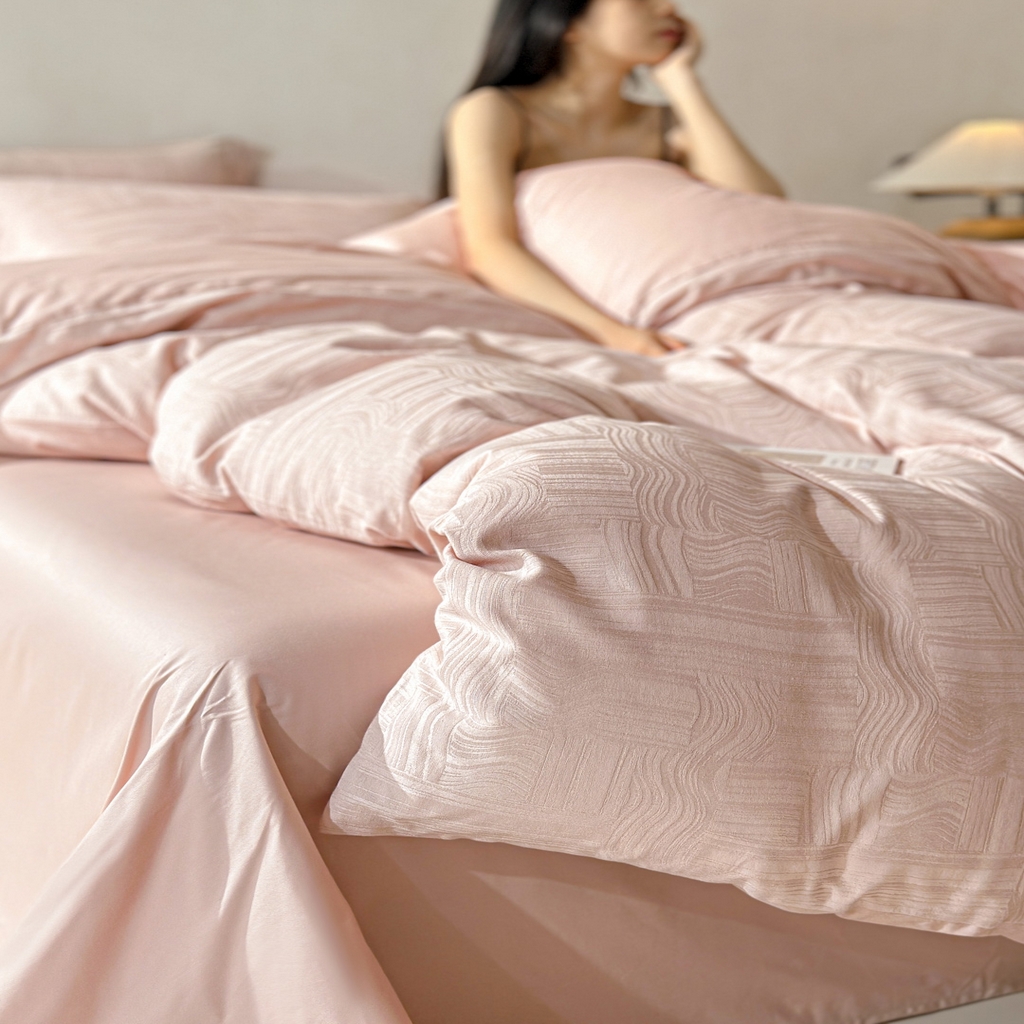 91家纺网 家纺一手货源 找家纺 泽西家纺+V17798841158发大图 2026新品60长绒棉提花立体浮雕全棉纯棉四件套-云涧奢影系列 幻纤影-粉金