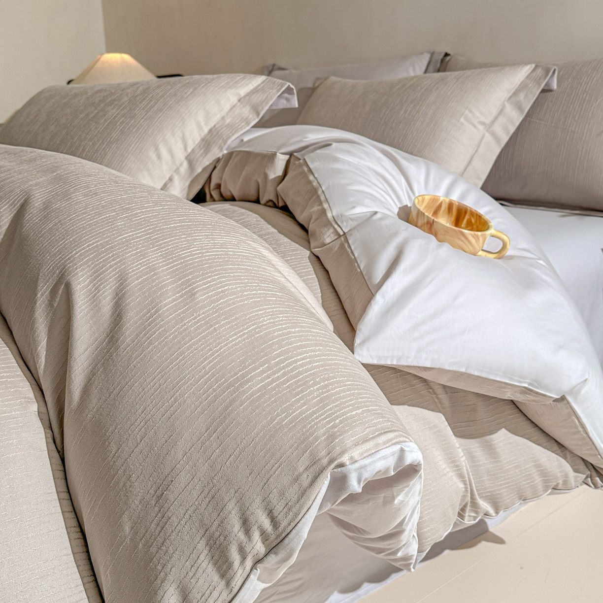 91家纺网 家纺一手货源 找家纺 泽西家纺+V17798841158发大图 2026新品60长绒棉提花立体浮雕全棉纯棉四件套-云涧奢影系列 余弦-奢灰