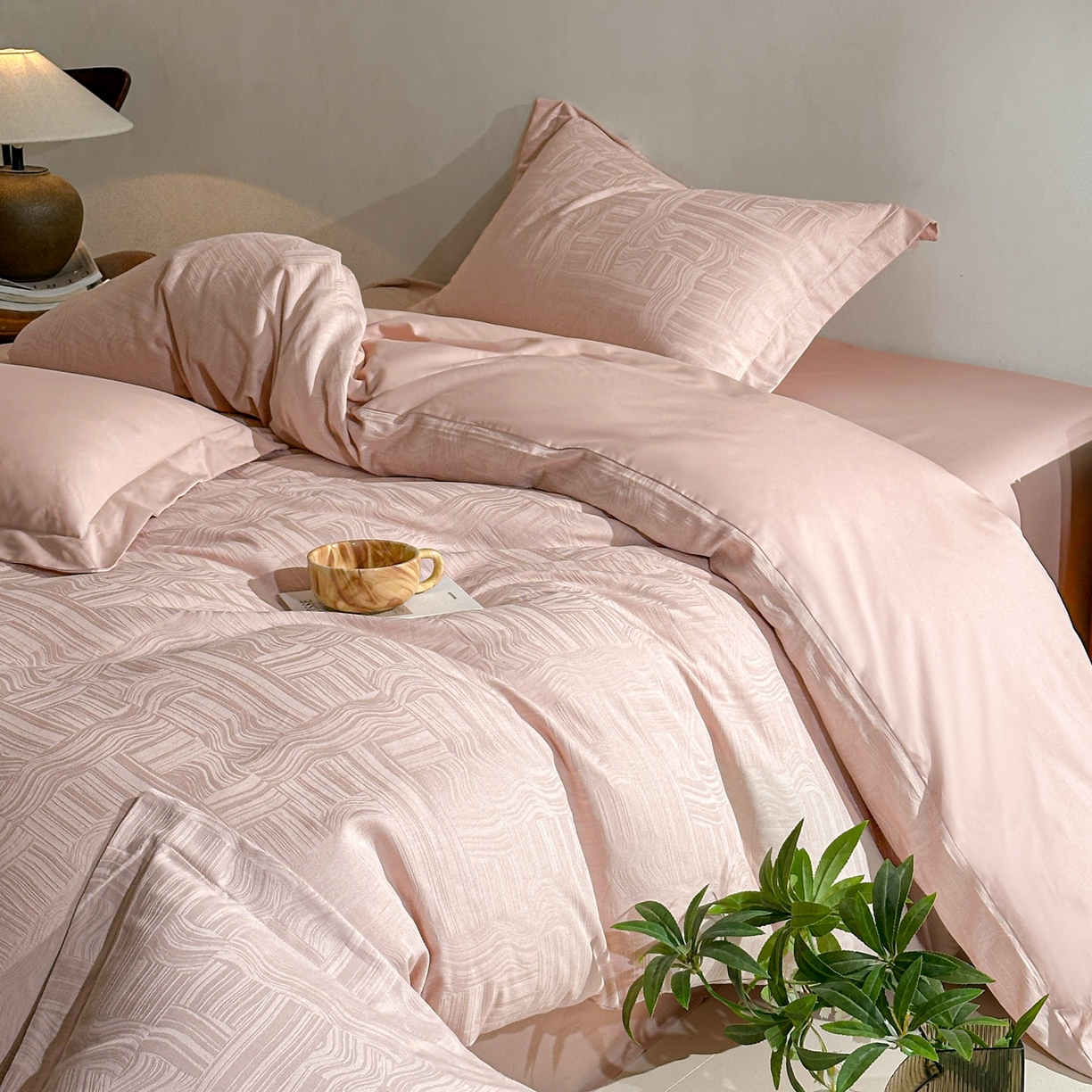 91家纺网 家纺一手货源 找家纺 泽西家纺+V17798841158发大图 2026新品60长绒棉提花立体浮雕全棉纯棉四件套-云涧奢影系列 幻纤影-粉金