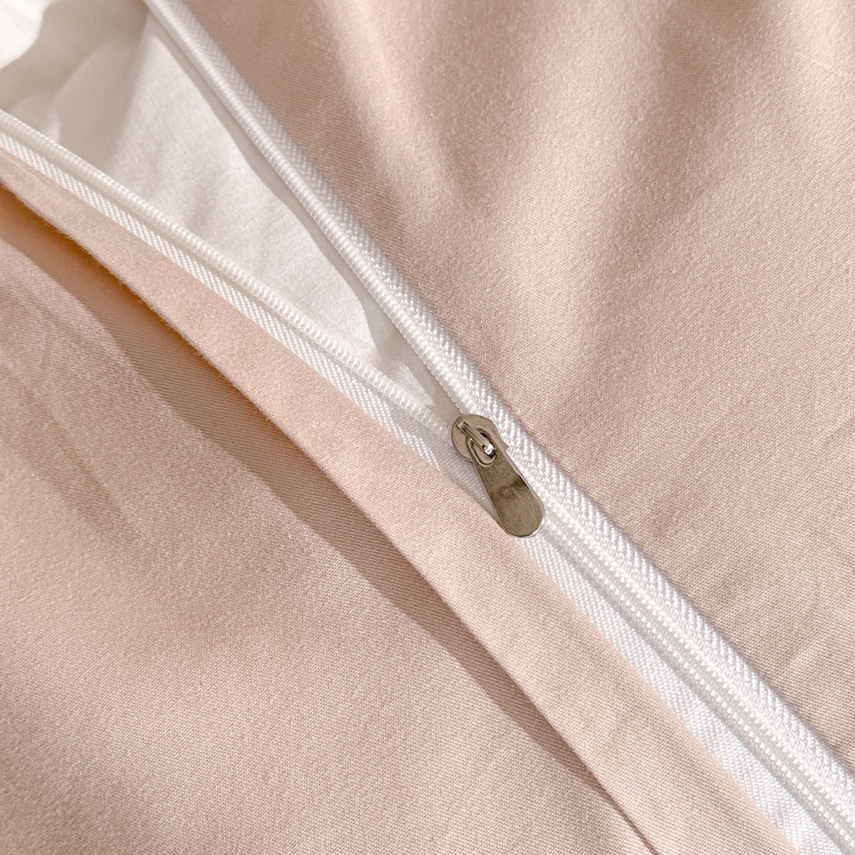 91家纺网 家纺一手货源 找家纺 泽西家纺+V17798841158发大图 2026新品60长绒棉提花立体浮雕全棉纯棉四件套-云涧奢影系列 幻纤影-粉金