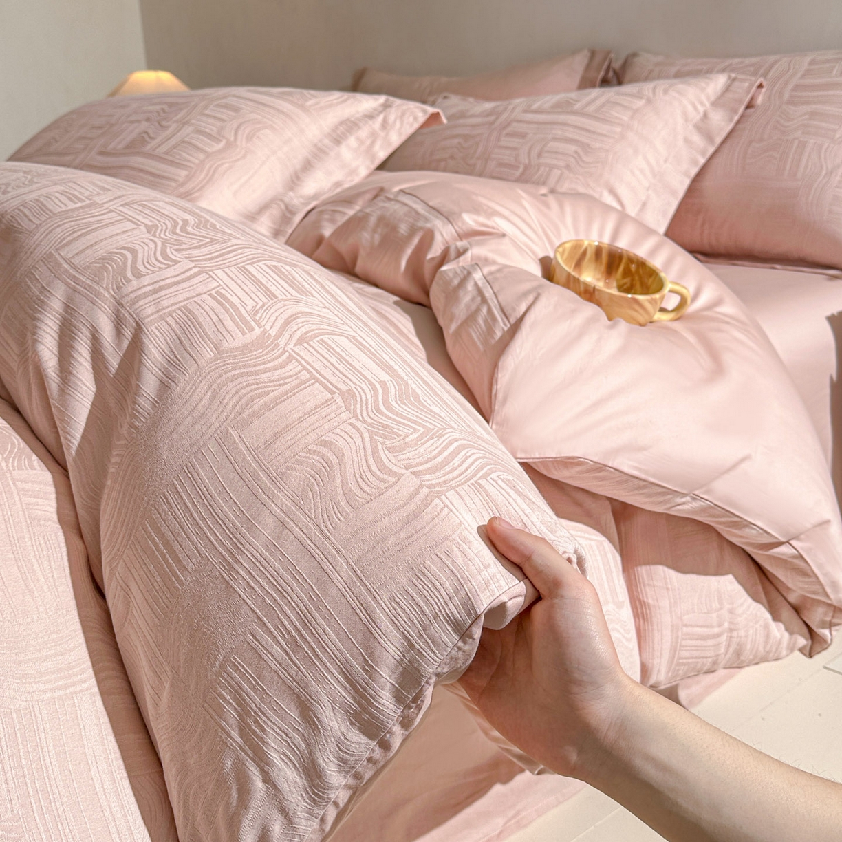 泽西家纺+V17798841158发大图 2026新品60长绒棉提花立体浮雕全棉纯棉四件套-云涧奢影系列 幻纤影-粉金