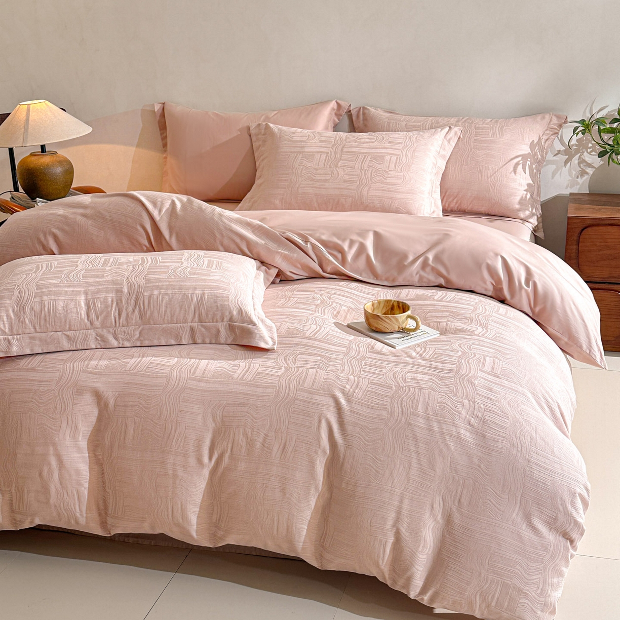 91家纺网 家纺一手货源 找家纺 泽西家纺+V17798841158发大图 2026新品60长绒棉提花立体浮雕全棉纯棉四件套-云涧奢影系列 幻纤影-粉金