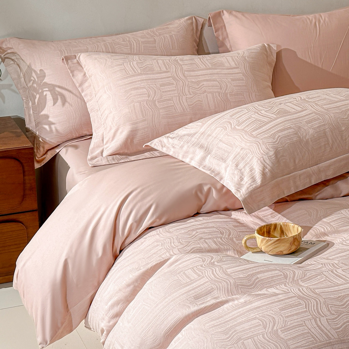 91家纺网 家纺一手货源 找家纺 泽西家纺+V17798841158发大图 2026新品60长绒棉提花立体浮雕全棉纯棉四件套-云涧奢影系列 幻纤影-粉金