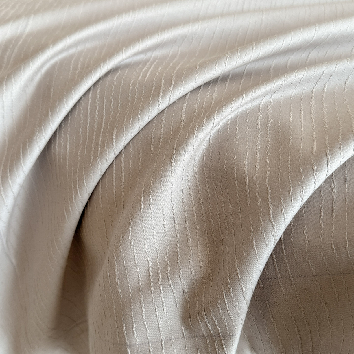 91家纺网 家纺一手货源 找家纺 泽西家纺+V17798841158发大图 2026新品60长绒棉提花立体浮雕全棉纯棉四件套-云涧奢影系列 余弦-奢灰