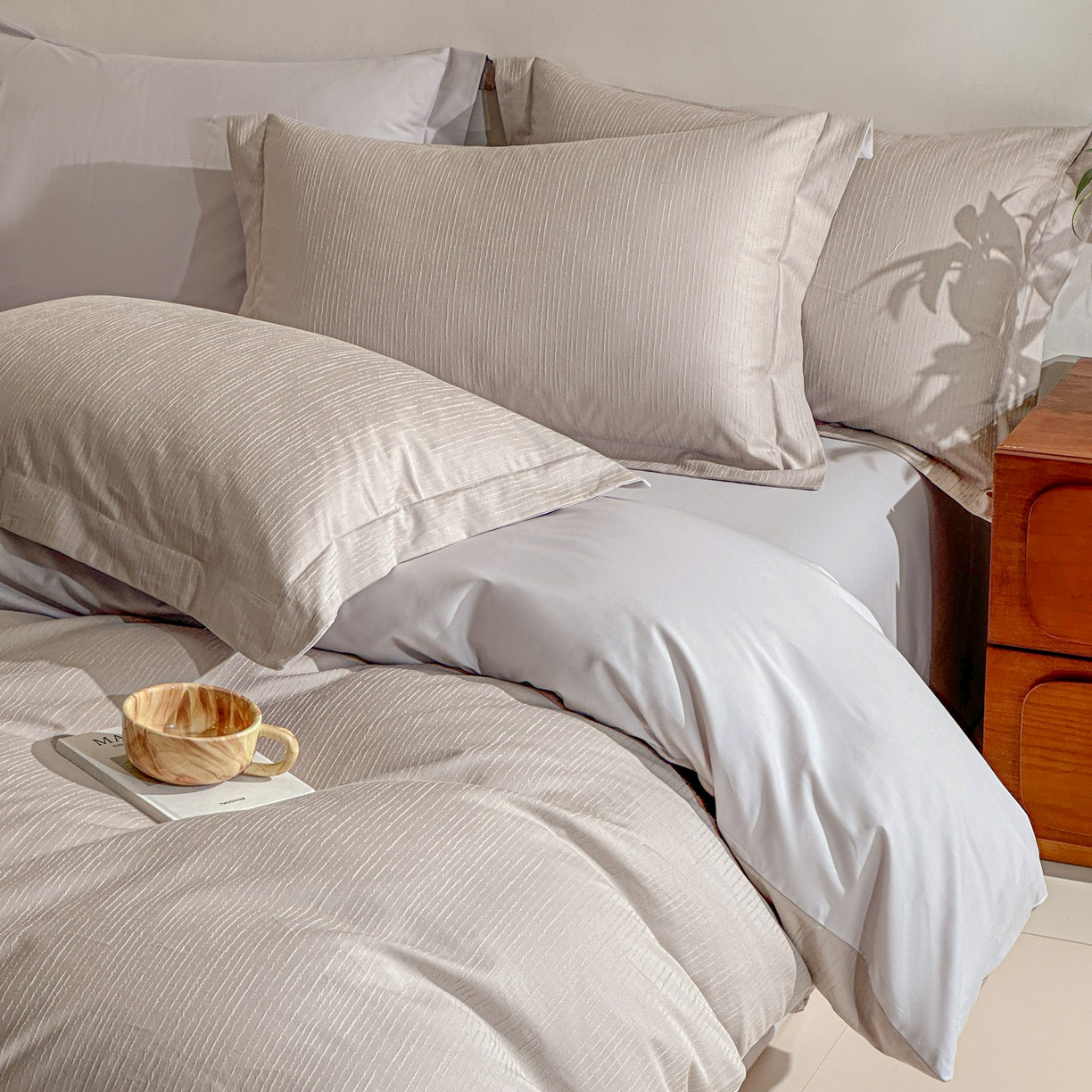 91家纺网 家纺一手货源 找家纺 泽西家纺+V17798841158发大图 2026新品60长绒棉提花立体浮雕全棉纯棉四件套-云涧奢影系列 余弦-奢灰