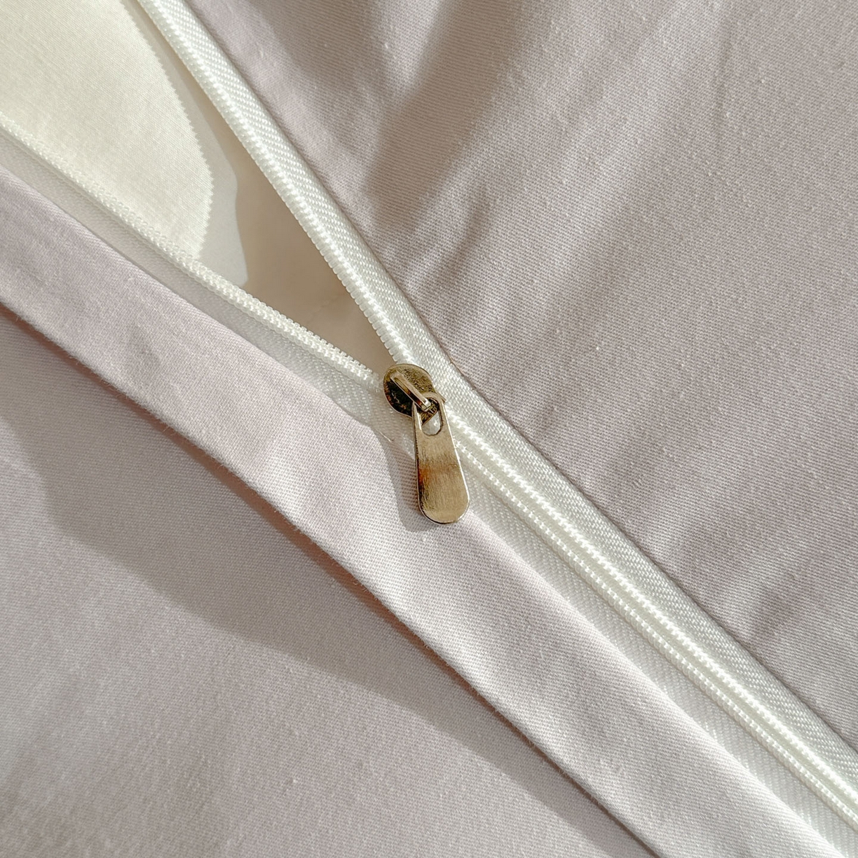 91家纺网 家纺一手货源 找家纺 泽西家纺+V17798841158发大图 2026新品60长绒棉提花立体浮雕全棉纯棉四件套-云涧奢影系列 余弦-奢灰