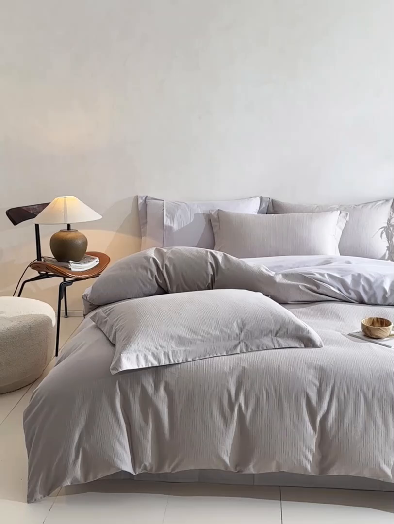 91家纺网 家纺一手货源 找家纺 泽西家纺+V17798841158发大图 2026新品60长绒棉提花立体浮雕全棉纯棉四件套-云涧奢影系列 余弦-奢灰