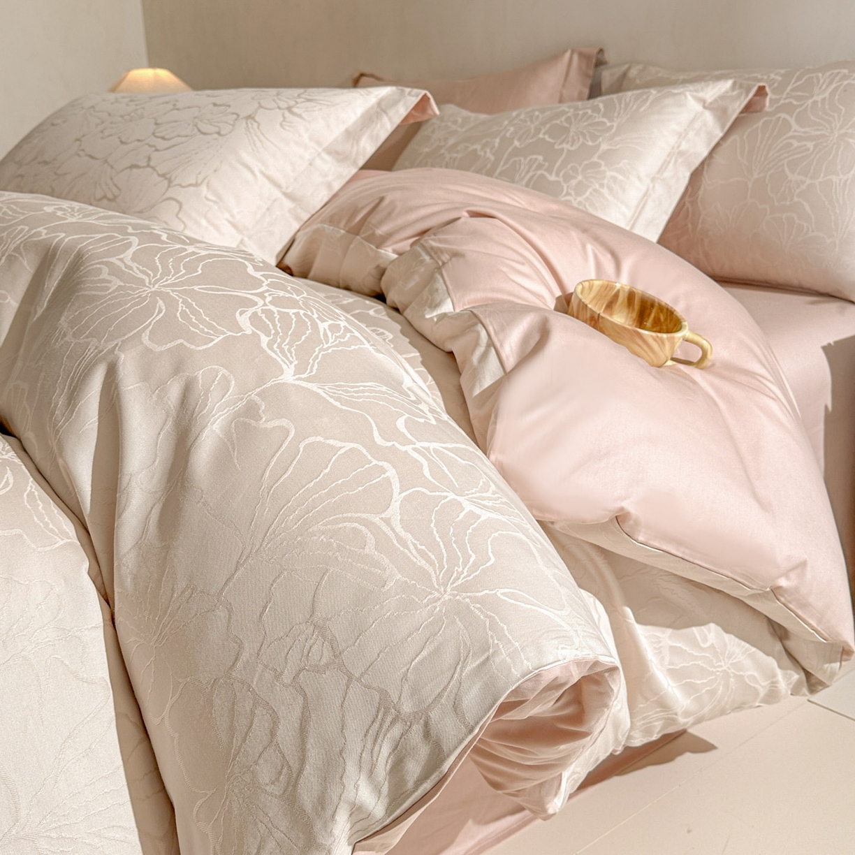 91家纺网 家纺一手货源 找家纺 泽西家纺+V17798841158发大图 2026新品60长绒棉提花立体浮雕全棉纯棉四件套-云涧奢影系列 山涧雾-卡其粉