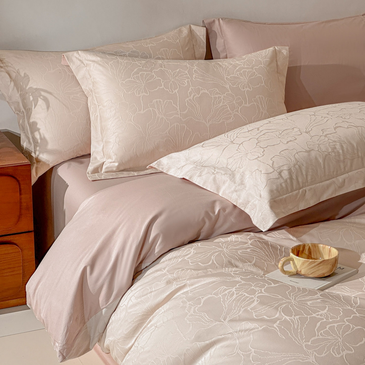 91家纺网 家纺一手货源 找家纺 泽西家纺+V17798841158发大图 2026新品60长绒棉提花立体浮雕全棉纯棉四件套-云涧奢影系列 山涧雾-卡其粉