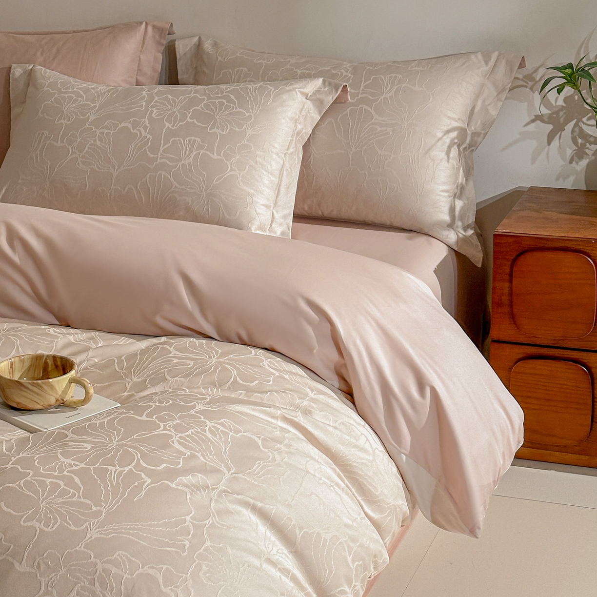 91家纺网 家纺一手货源 找家纺 泽西家纺+V17798841158发大图 2026新品60长绒棉提花立体浮雕全棉纯棉四件套-云涧奢影系列 山涧雾-卡其粉