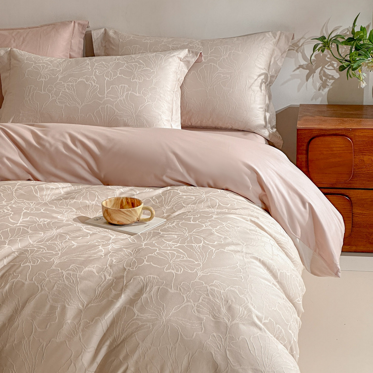 91家纺网 家纺一手货源 找家纺 泽西家纺+V17798841158发大图 2026新品60长绒棉提花立体浮雕全棉纯棉四件套-云涧奢影系列 山涧雾-卡其粉