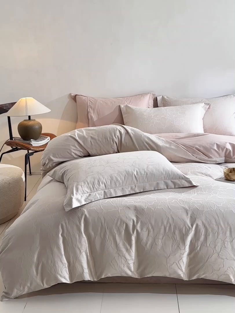 91家纺网 家纺一手货源 找家纺 泽西家纺+V17798841158发大图 2026新品60长绒棉提花立体浮雕全棉纯棉四件套-云涧奢影系列 山涧雾-卡其粉