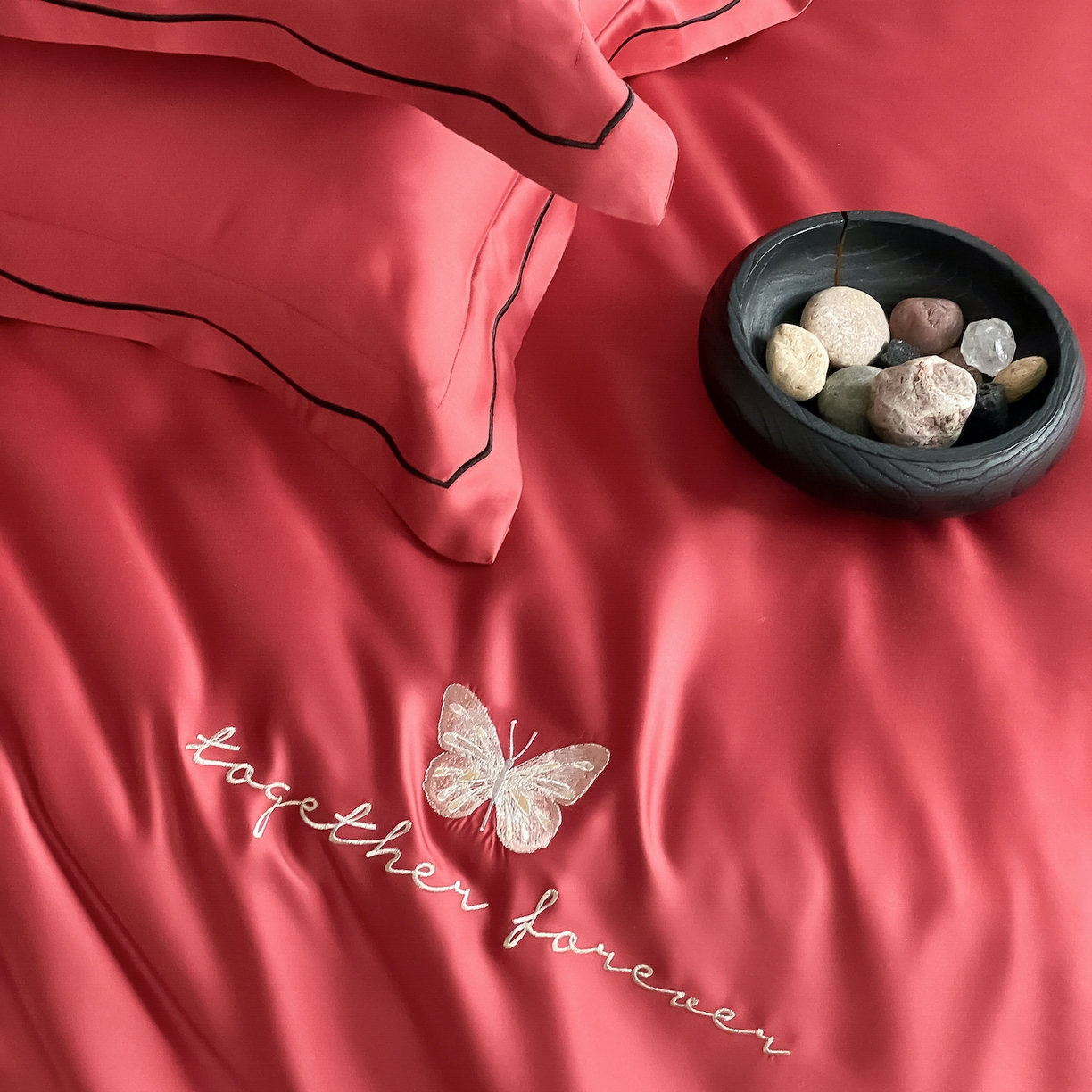 91家纺网 家纺一手货源 找家纺 FORTWO家纺原创设计（FOR TWO家纺） 2026新款兰精天丝绣被套单被套被套单件 秘境-红