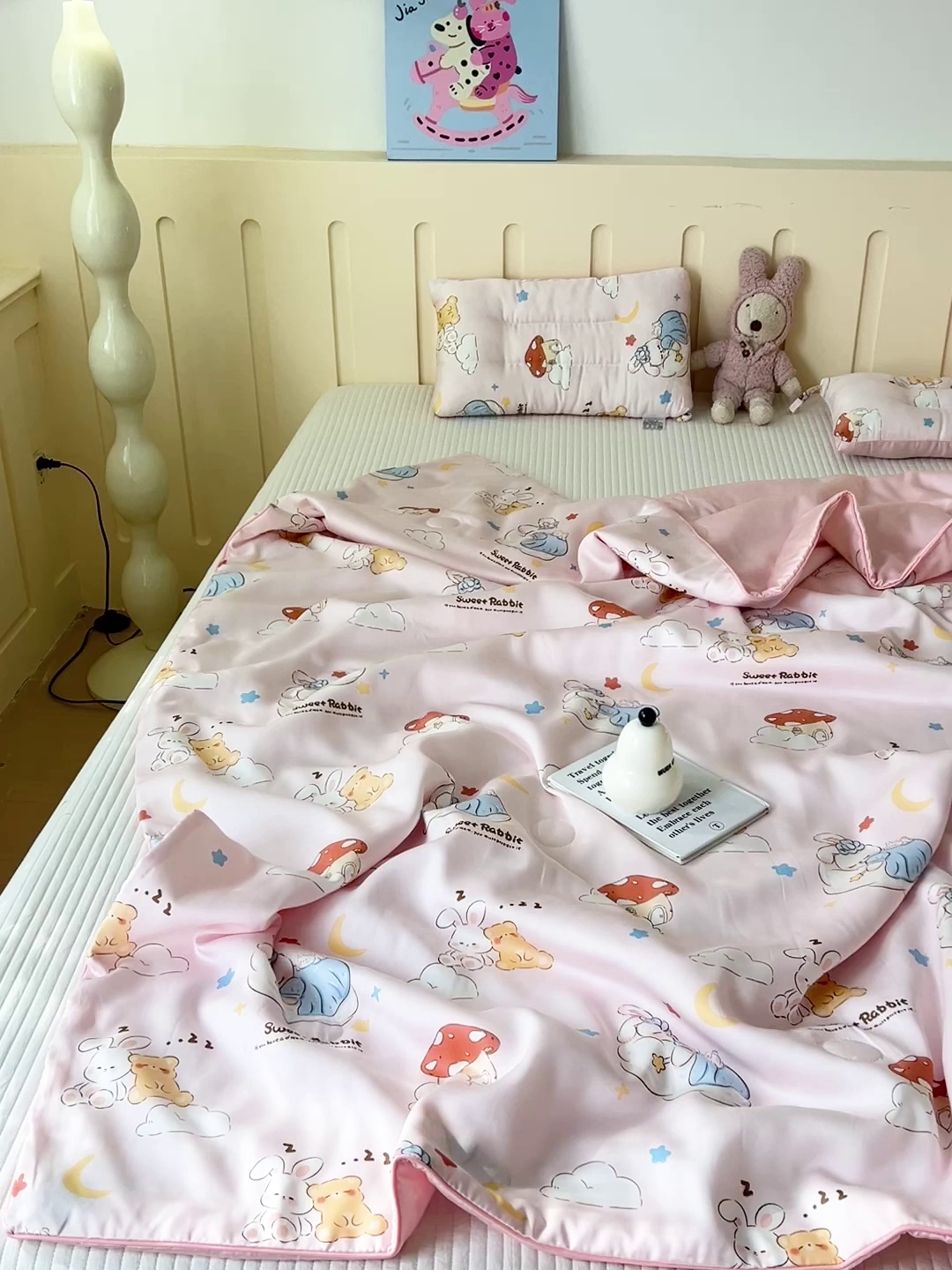 91家纺网 家纺一手货源 找家纺 十九色 2026新款50莱赛尔卡通印花儿童夏被同款枕头枕芯 瞌睡兔