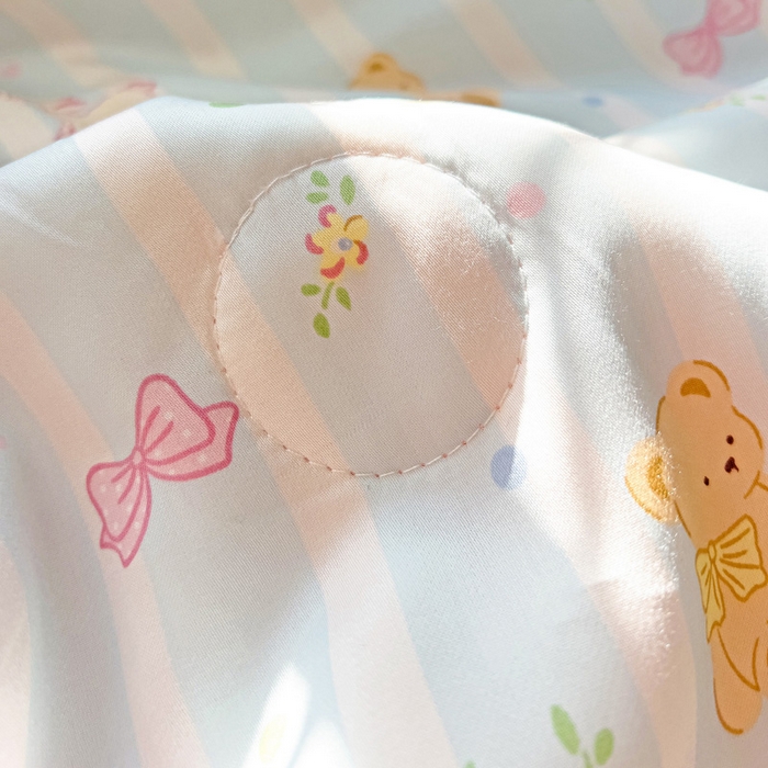 91家纺网 家纺一手货源 找家纺 十九色 2026新款50莱赛尔卡通印花儿童夏被同款枕头枕芯 领结熊